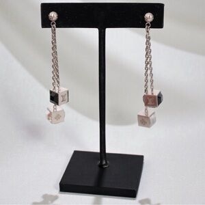 Louis Vuitton Gamble Crystals Silver Tone
Long Earrings